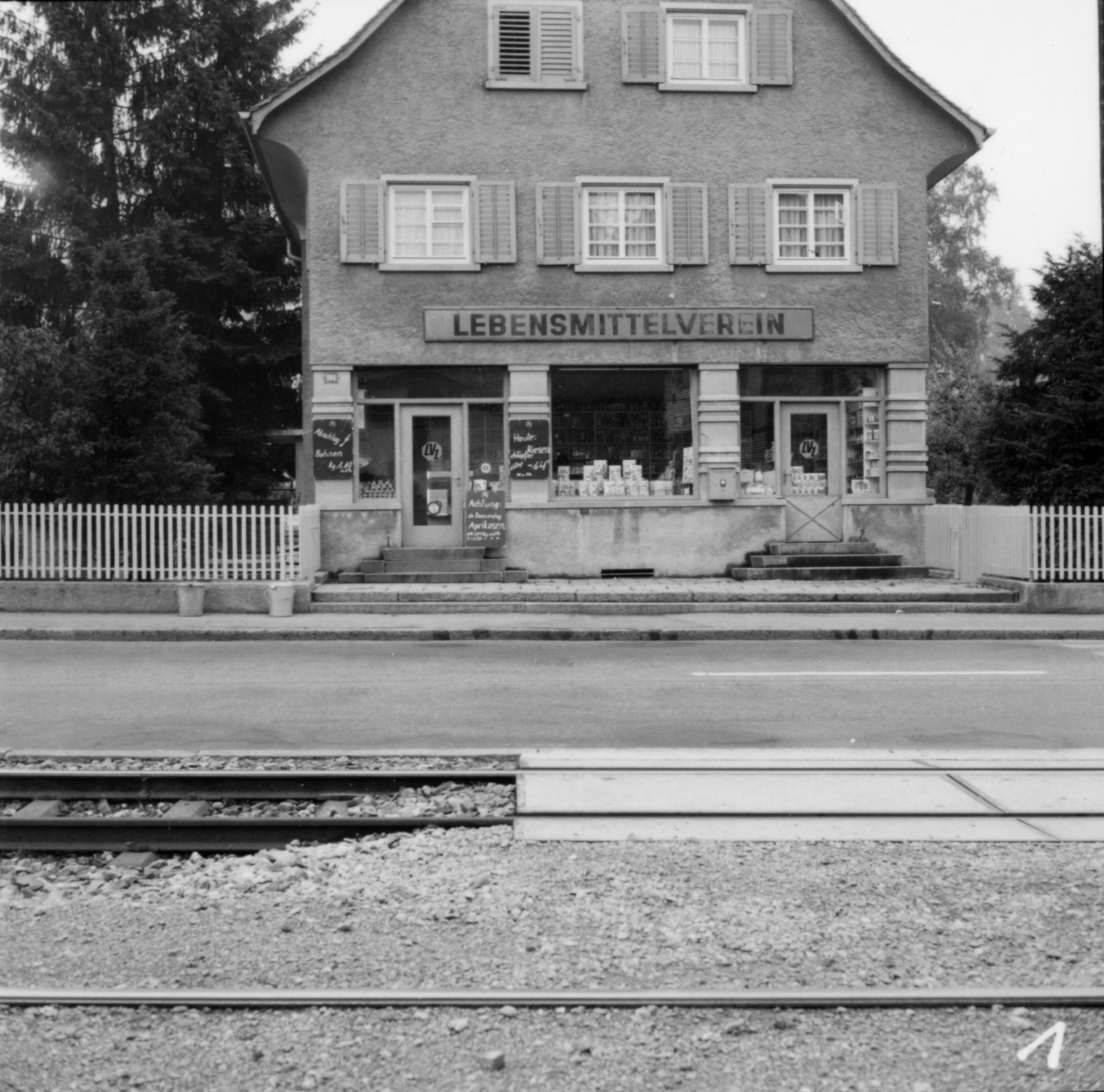 Laden des Lebensmittelvereins Zürich an der Forchstrasse 104 in Zollikerberg: Aussenansicht