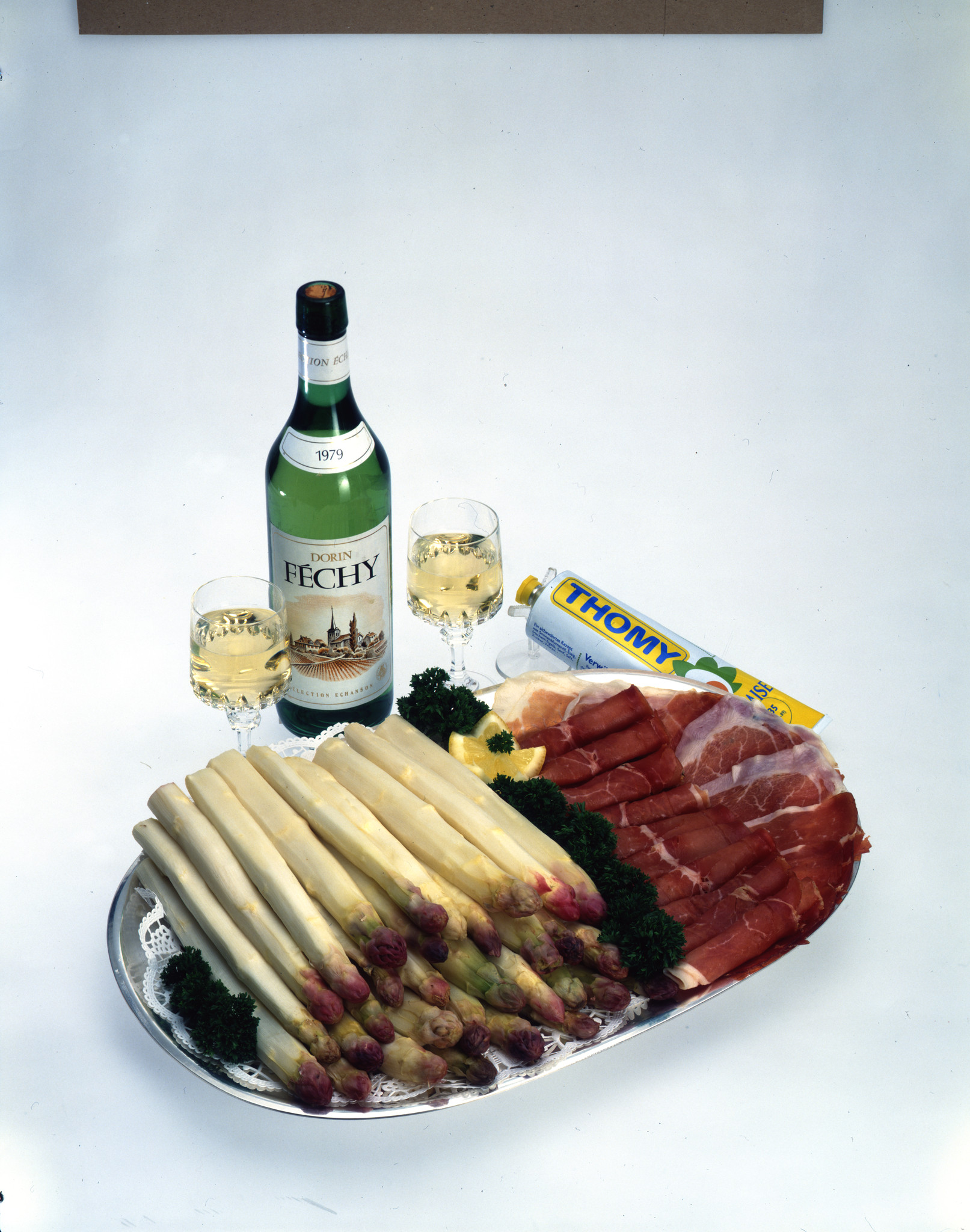 Stilleben mit weissen Spargeln, Rohschinken, Weisswein und Mayonaise, ca. 1980