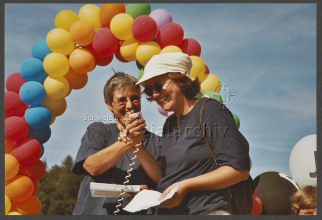 Aktion der HAZ: "Rainbow-Wolke of Love" im Vorfeld der kantonalen Abstimmung zum Partnerschaftsgesetz (08.09.2002)<br>