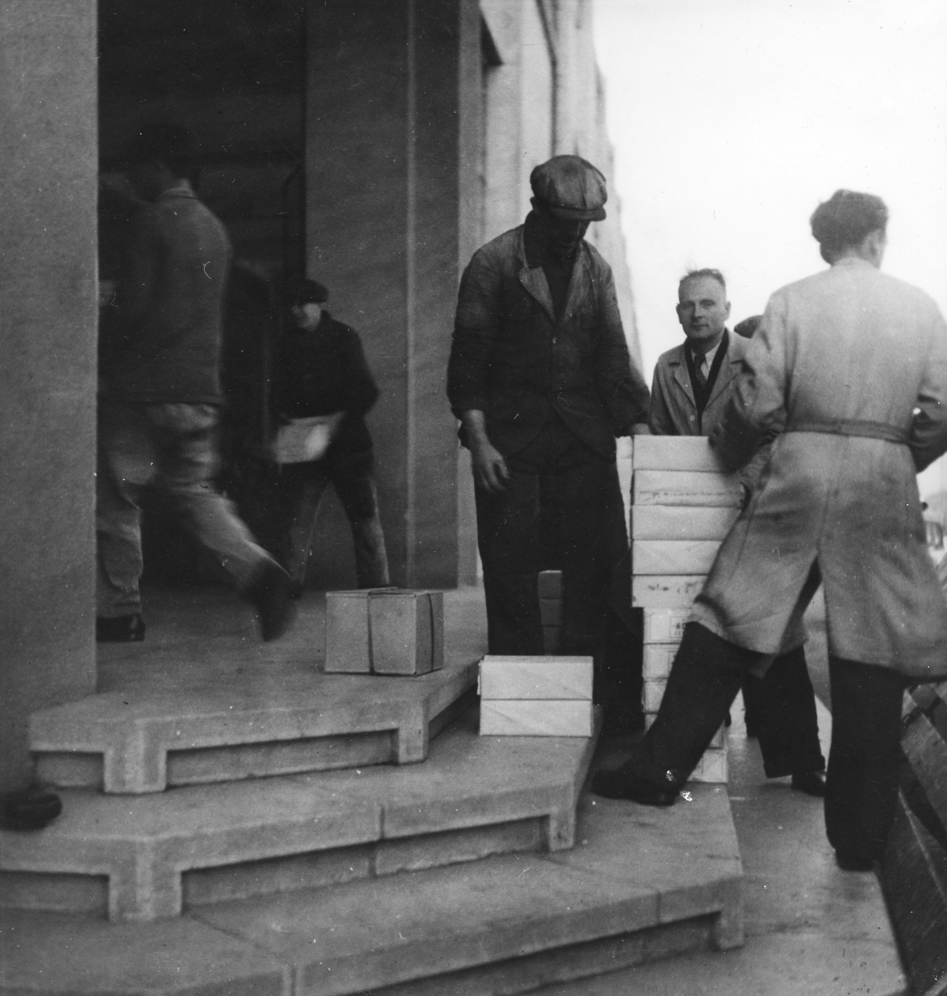 "Lyon, Oktober 1944. Viele Helfer stehen bereit, um die Sendungen des SAHs zu einpacken und zu verteilen."