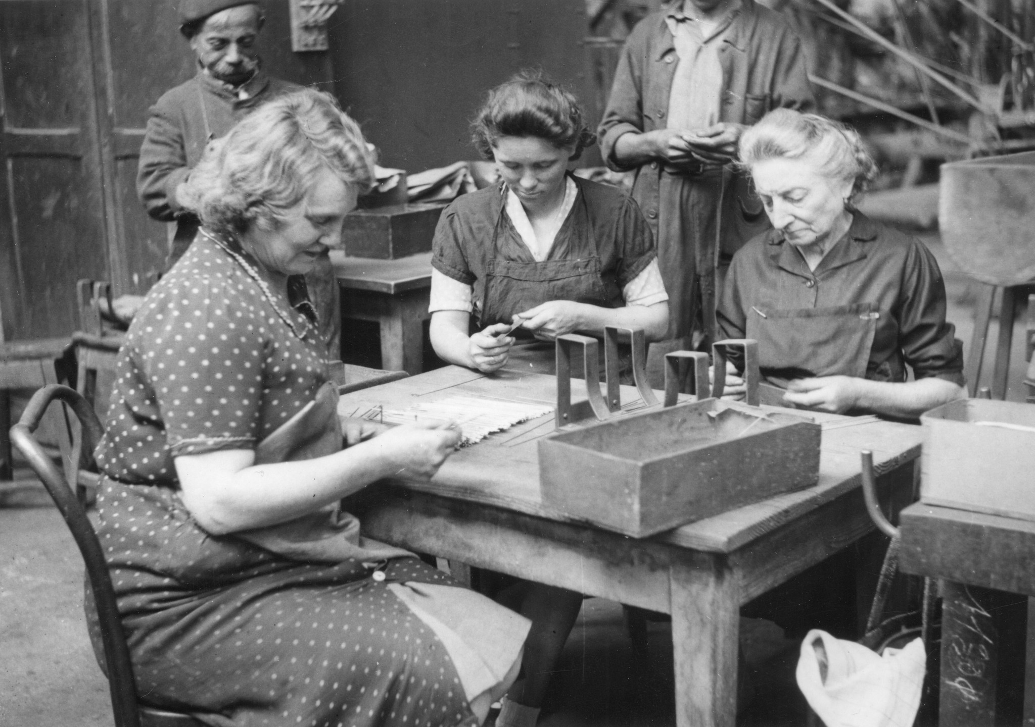 "Lyon 1945. Arbeiterinnen in der Fabrik TESTE."