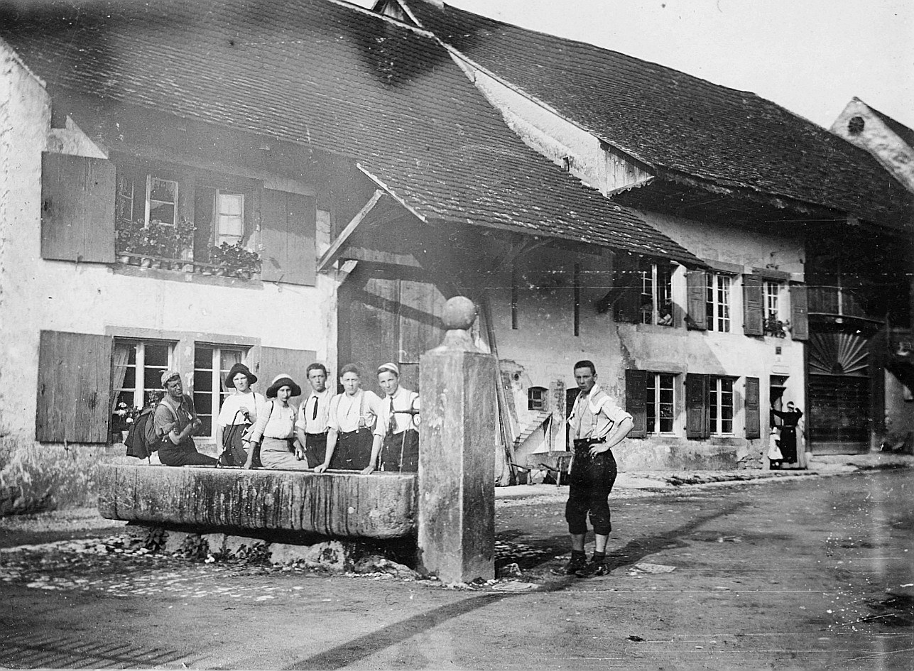 Wandervögel der Ortsgruppe Olten vor dem Dorfbrunnen in Tennikon (ca. 1913)