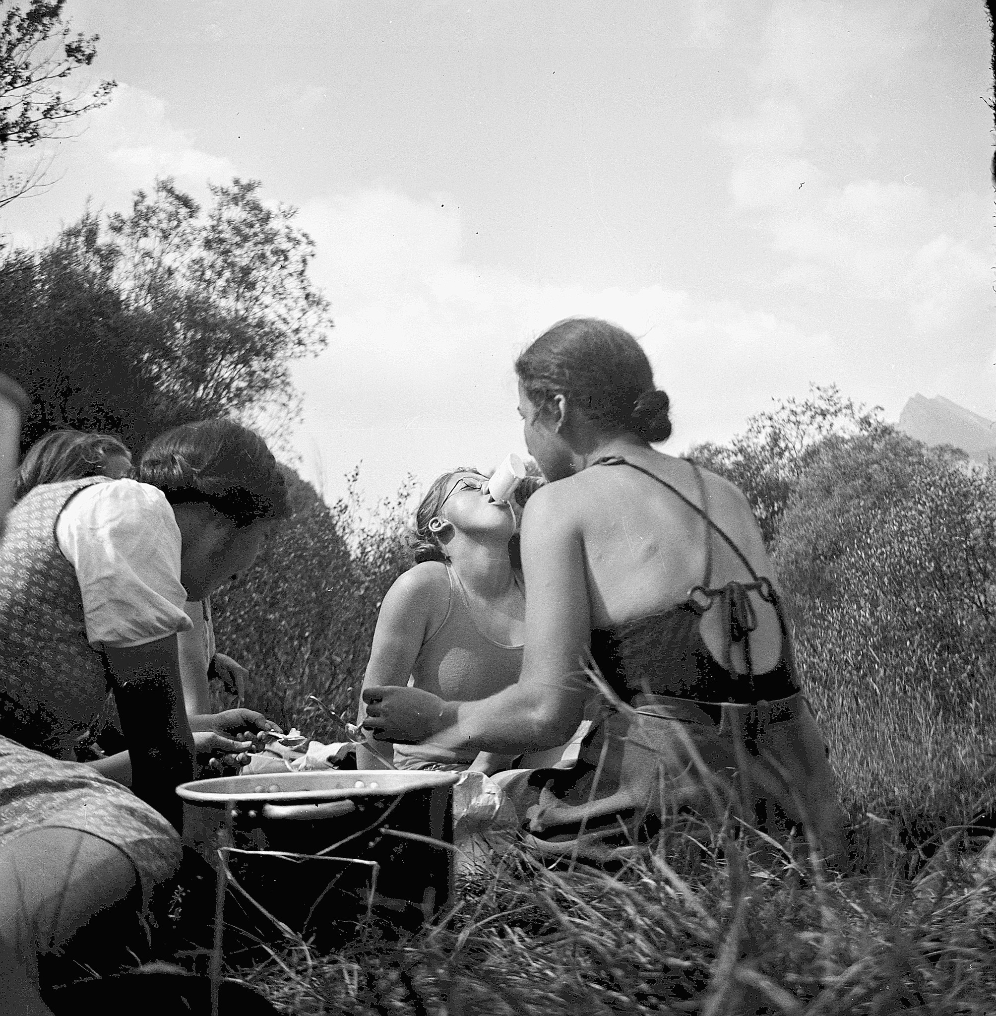 Treffen von Wandervögeln am Walensee - Mahlzeit auf der Wiese (1938)