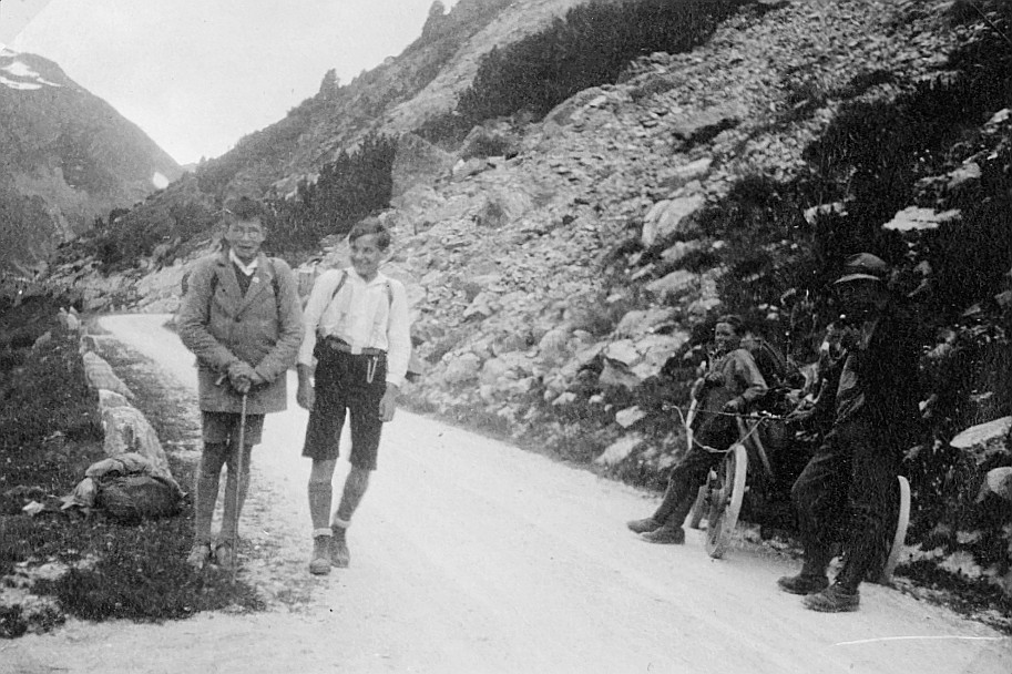 Fahrt ins Bündnerland: "Flüelastrassentippel" (zwei wandernde Wandervögel) - Holzkarren (1930)