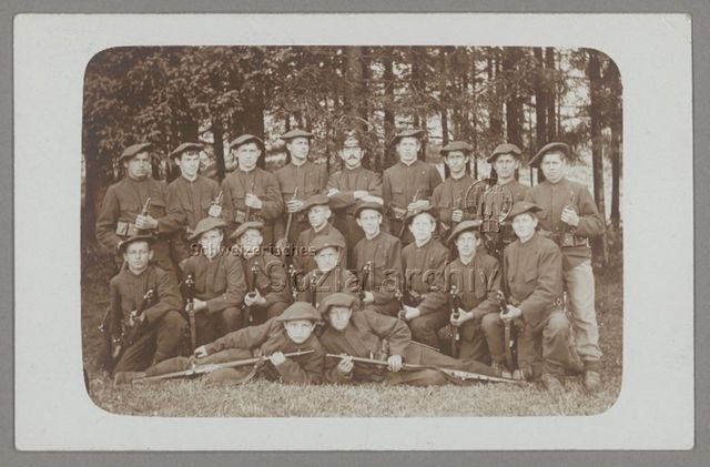 Gruppenaufnahme junger Männer in militärischen Uniformen und mit Gewehren (Kadetten?), vermutlich Region Winterthur, Poststempel: 1910