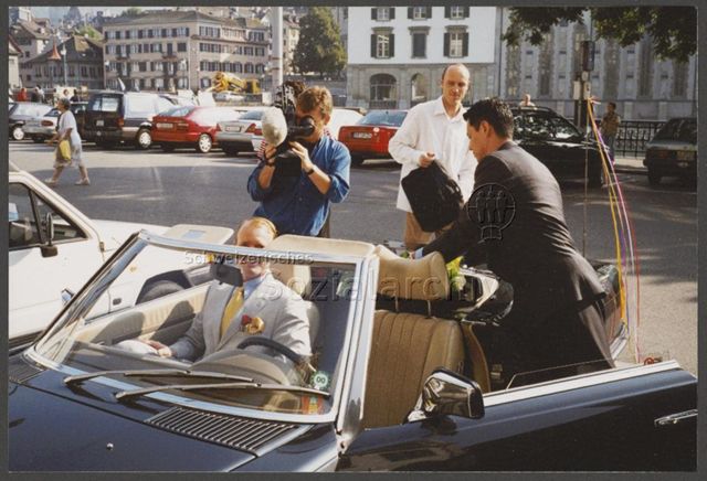 Aktion der HAZ vor dem Stadthaus: "gleiche Rechte jetzt" (um 1995, Zürich) – im Auto Pierre André Rosselet, Filmemacher