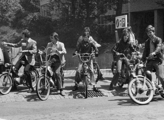 "Die Kantonsschule ist aus" - Jugendliche auf ihren Mofas; 1971