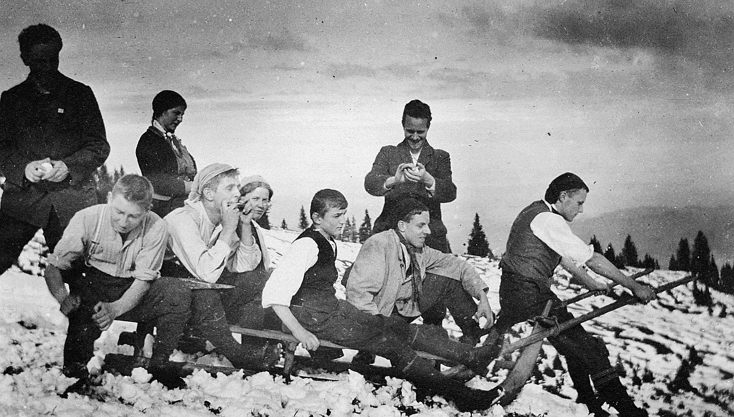 Skilager der Berner Wandervögel: Wandervögel sitzen auf einem grossen Schlitten (vermutlich Vorbereitung bevor dem Abfahrt) (1912)
