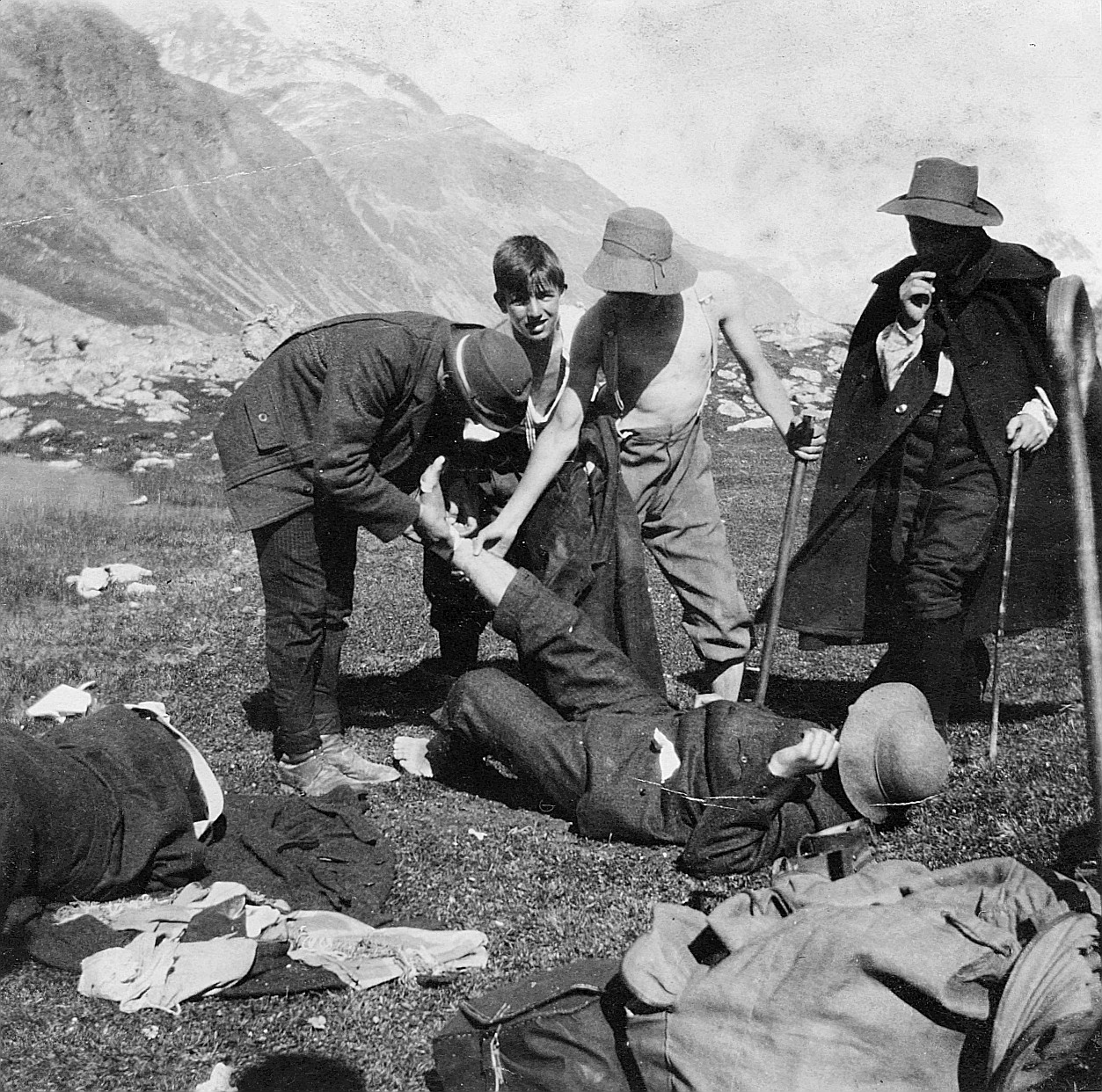 Dr Roos behandelt einen Fusskranken (Verrenkung des Fussknöchels?) in den Bergen (1918)
