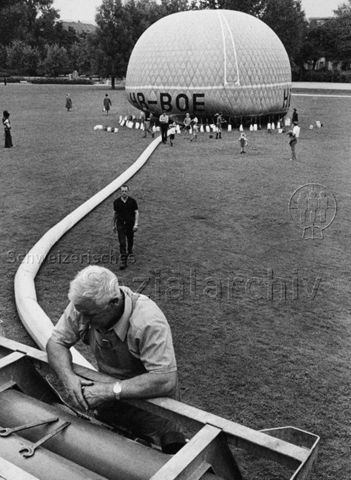 "Ballonaufstieg Zürichhorn, 1. Preis des Literatur-Wettbewerbs (?) der Freizeitanlagen, K. Albrecht" - Vorbereitungen zum Flug; 29.08.1970