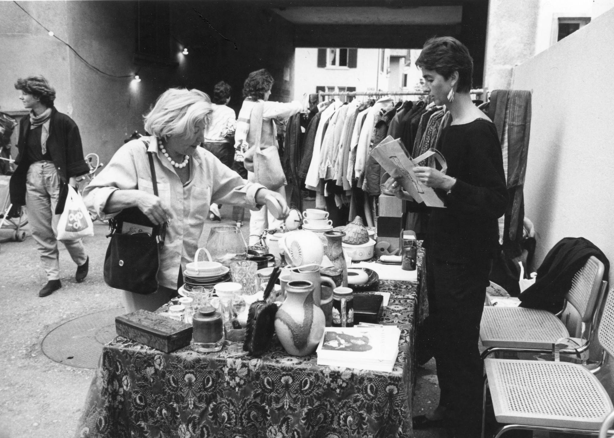 SAH-Fest August 1984; vermutlich ein Flohmarkt im Rahmen des SAH-Festes im Quellenhof, Zürich