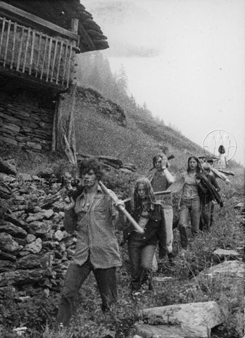 "Aktion 7, Calancatal" - Jugendliche mit Werkzeugen unterwegs auf einem Pfad; um 1980