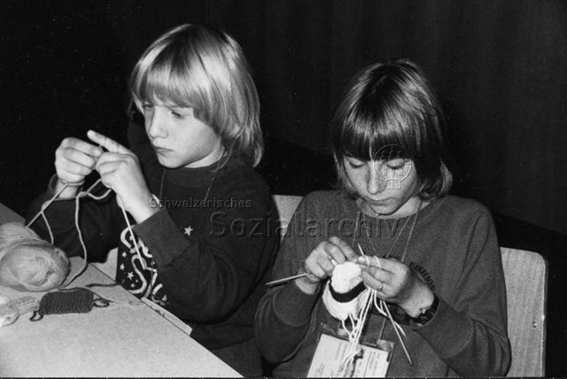 "Ferienpass", Sektion Werdenberg - Zwei Kinder beim Stricken; um 1980