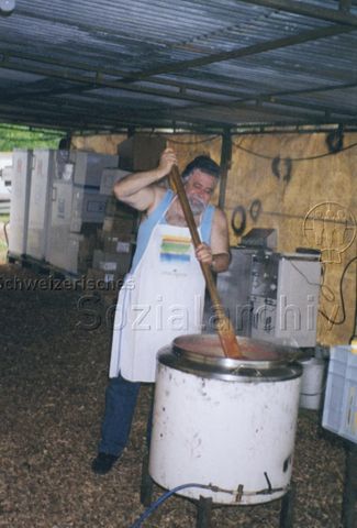 Bosco della Bella, Feriendorf für kinderreiche Familien - Mann kocht Essen in grossem Topf; 2000