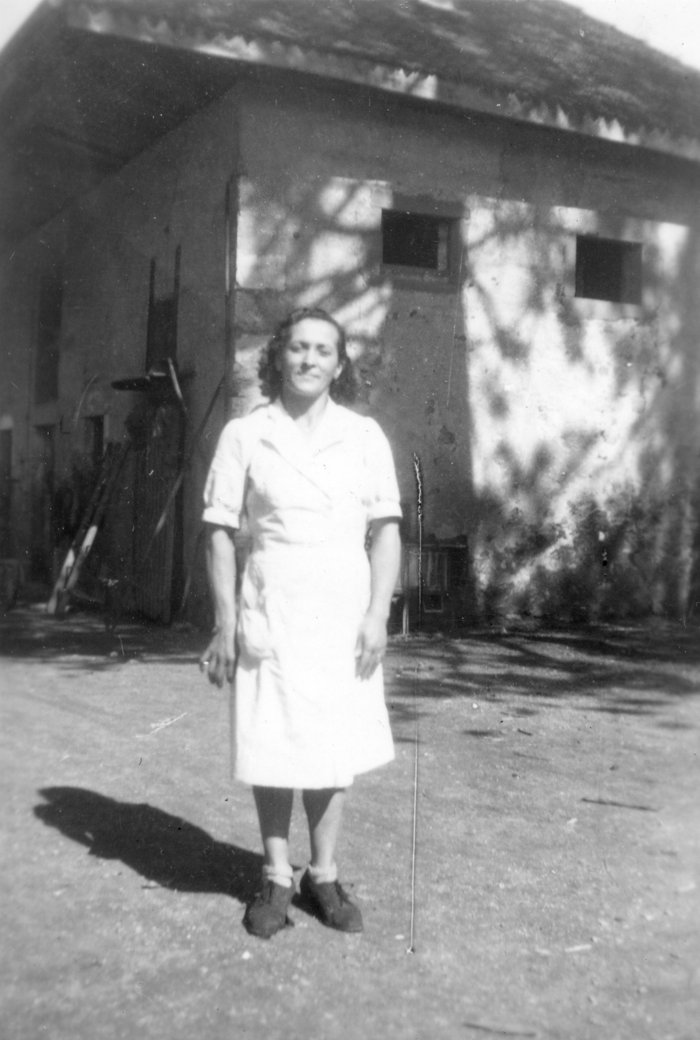 "Philo, die Köchin"; eine Frau posiert vor einem Haus