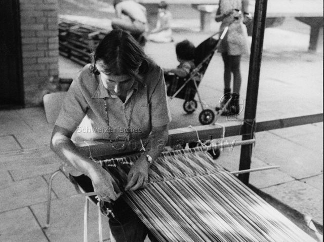"Freizeitanlage Wipkingen", Zürich - Eine Frau beim Weben; 1974