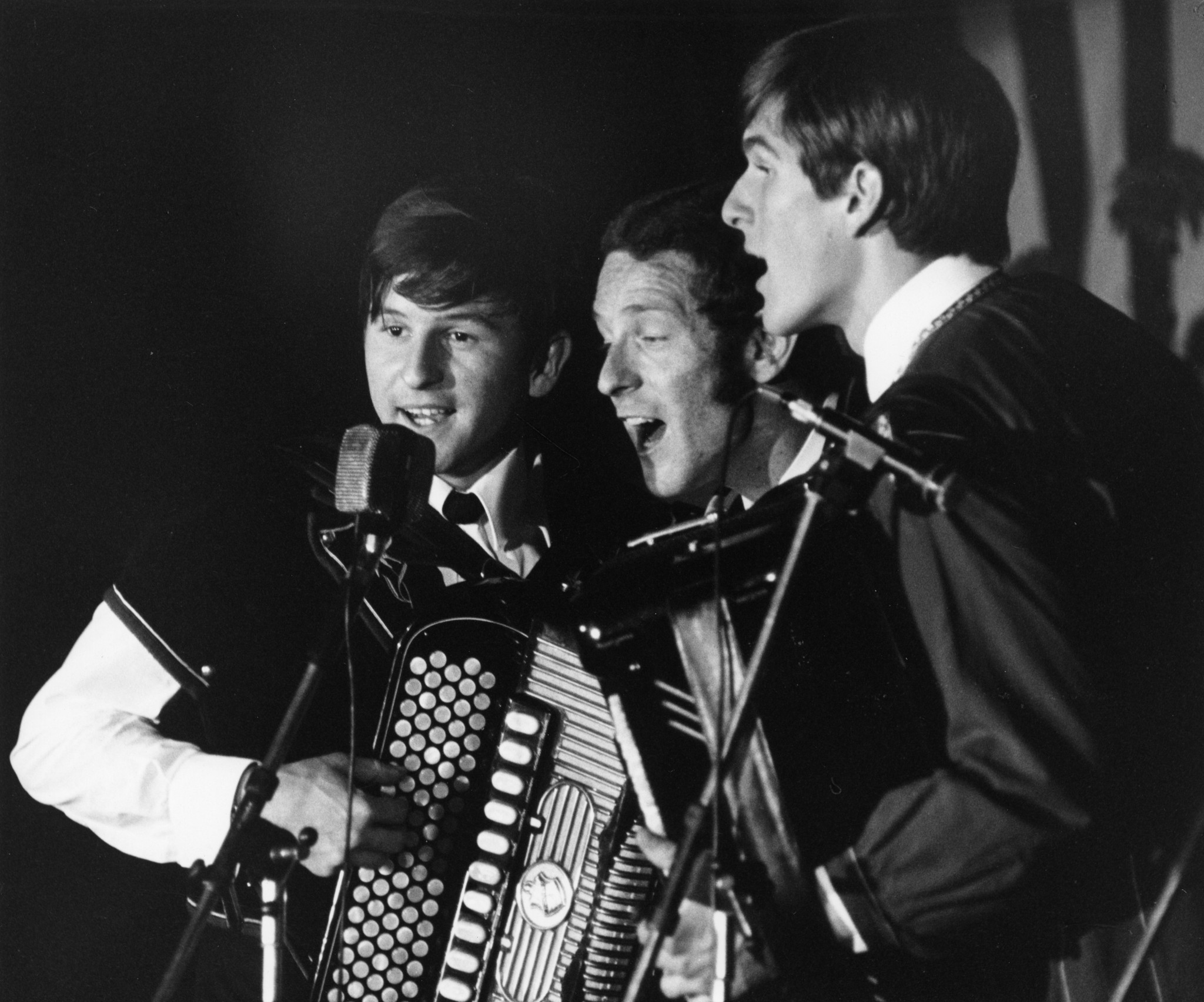 Jubiläum 90 Jahre Lebensmittelverein Zürich 1968: Drei Musiker mit Akkordeon beim Singen