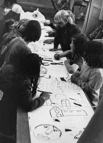 "Gruppen" - Kinder bemalen gemeinsam einen langen Papierbogen; 1979
