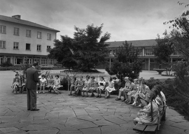 "Neubadschulhaus Basel, Arch. G. Pauozzo + H. Egger - Freiluftunterricht im Pausengarten"; um 1965