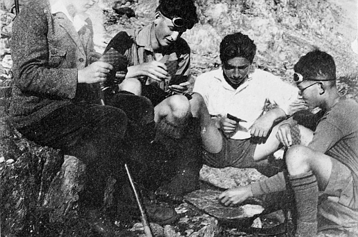 Ein Jass in Bergeshöhe während einer Sommerfahrt - Kartenspielen (1929)