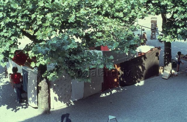 "Spielbus, Anwandfest" - Hütte aus Tüchern; um 1975