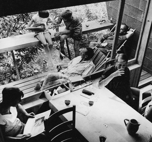 Bosco della Bella, Feriendorf für kinderreiche Familien - Familie beim Spielen und Verweilen im Ferienhaus und auf dem Balkon; um 1970