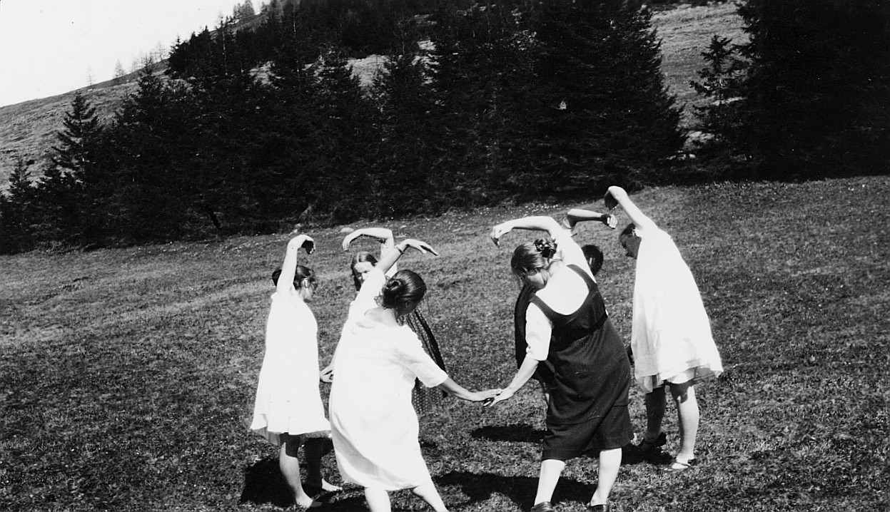 Probe für die Tänze an der Wandervogel-Landsgemeinde in Hüttwilen - Mädchen der Wandervogel-Ortsgruppe St. Gallen-Klösterli (1921)