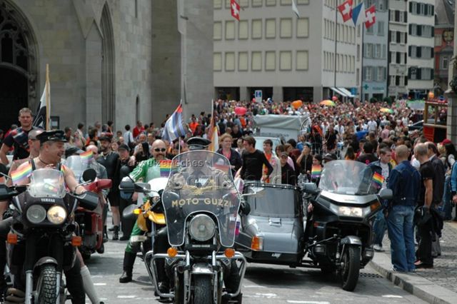 Christopher-Street-Day (CSD) 2005: "Go for YES" (04.06.2005, Zürich) – Motorradfahrer mit Prideflaggen, Fraumünster