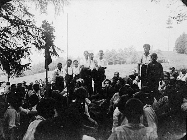 Versammelte Wandervögel auf der Wiese an der Wandervogel-Landsgemeinde in Hüttwilen (1921)