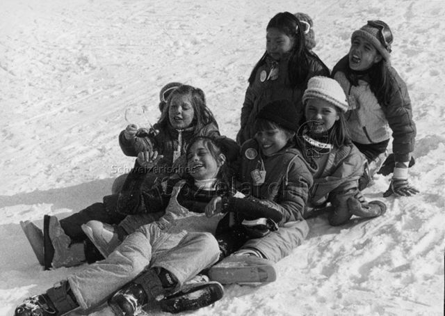 Mädchen mit Skianzügen im Schnee; um 1980