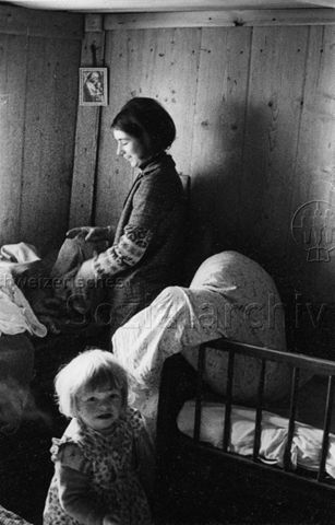 Praktikantinnenhilfe - "Wie froh ist eine überlastete, erholungsbedürftige Mutter, wenn sie sich einmal nicht um den 'täglichen Kehr' kümmern muss"; um 1965