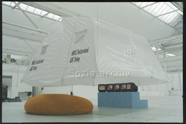 Videomonitore mit Sitzkissen, Installation "HEKS Switzerland"