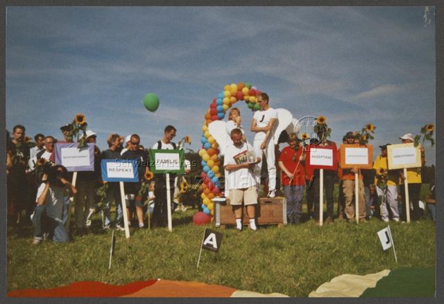 Aktion der HAZ: "Rainbow-Wolke of Love" im Vorfeld der kantonalen Abstimmung zum Partnerschaftsgesetz (08.09.2002) – Engel mit Megaphon<br>