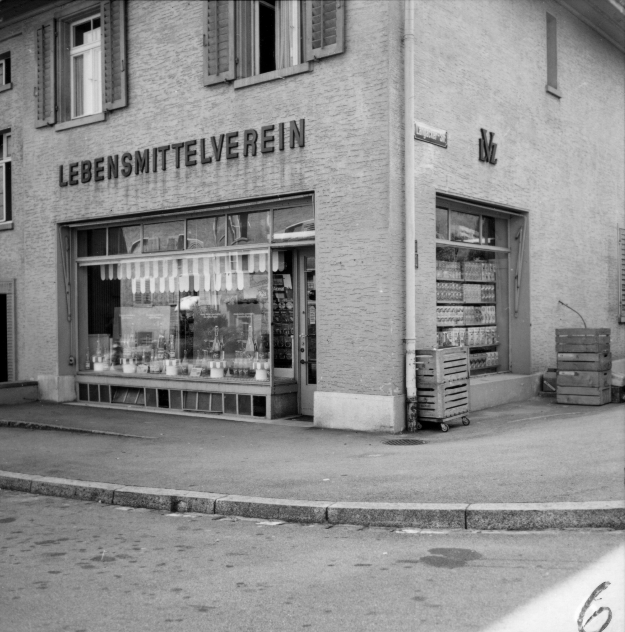 Laden des Lebensmittelvereins Zürich in Küsnacht (Dorfstrasse 18 oder Seestrasse 183): Aussenansicht