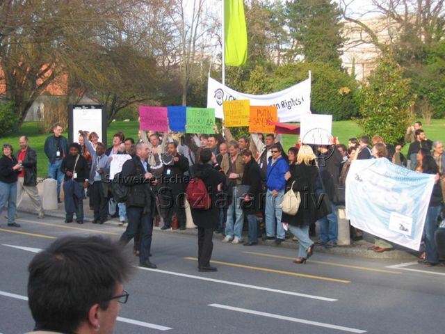 23. ILGA (International Lesbian, Gay, Bisexual, Trans and Intersex Association) World Conference – Geneva (27.03.–03.04.2006, Genf) – Demonstration vor der ständigen Mission der Russischen Föderation bei der UNO – u. a.: "Putin make homophobia history", "Putin, say yes to Moscow Pride", "Freedom for Moscow Pride!", im Hintergrund: "ILGA – LGBT Rights are Human Rights!"