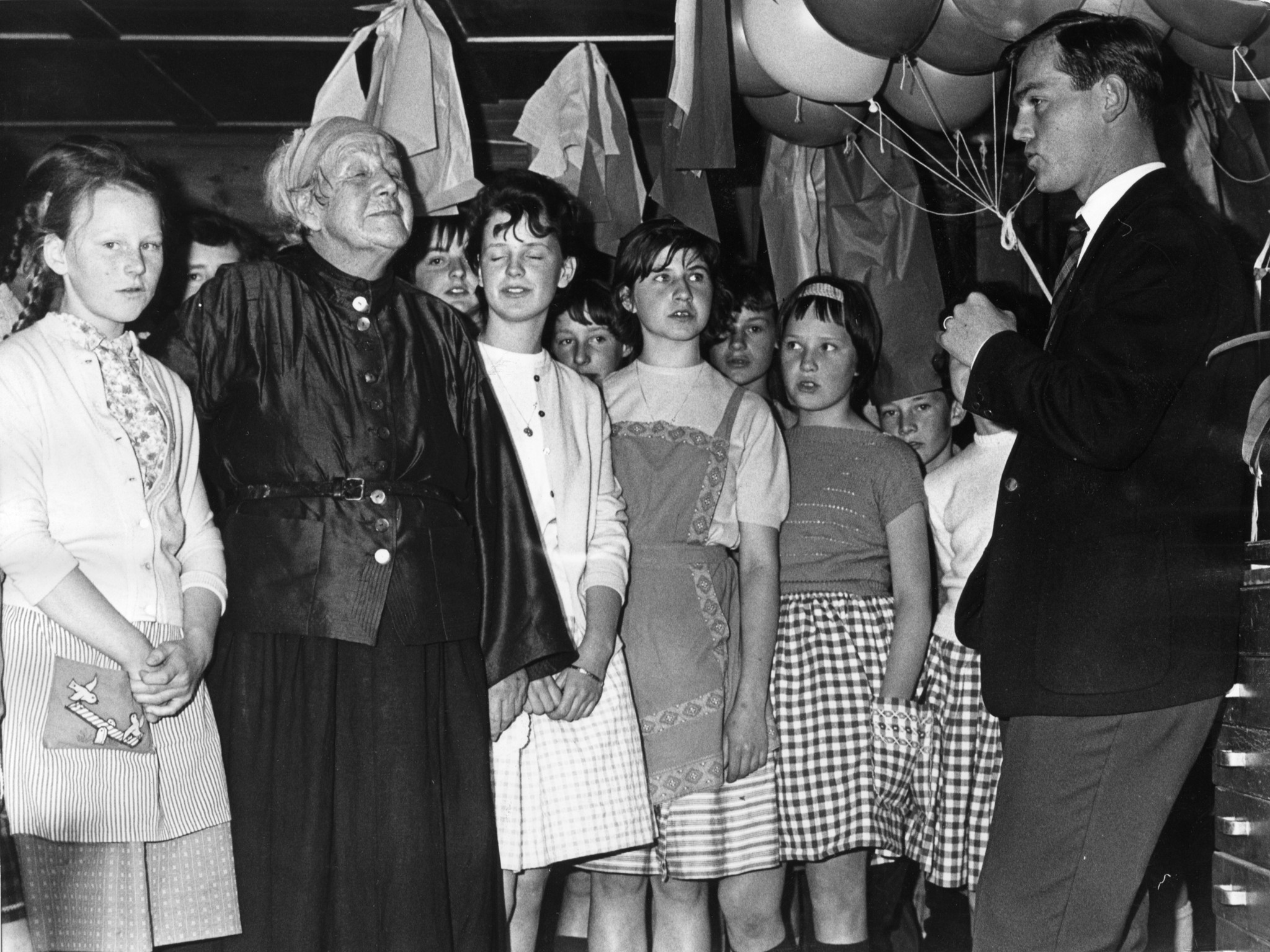 Die Künstlerin Helen Dahm mit Kindern