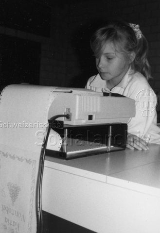 "Ferienpass/Computer Grafik" - Mädchen vor Drucker; 1990