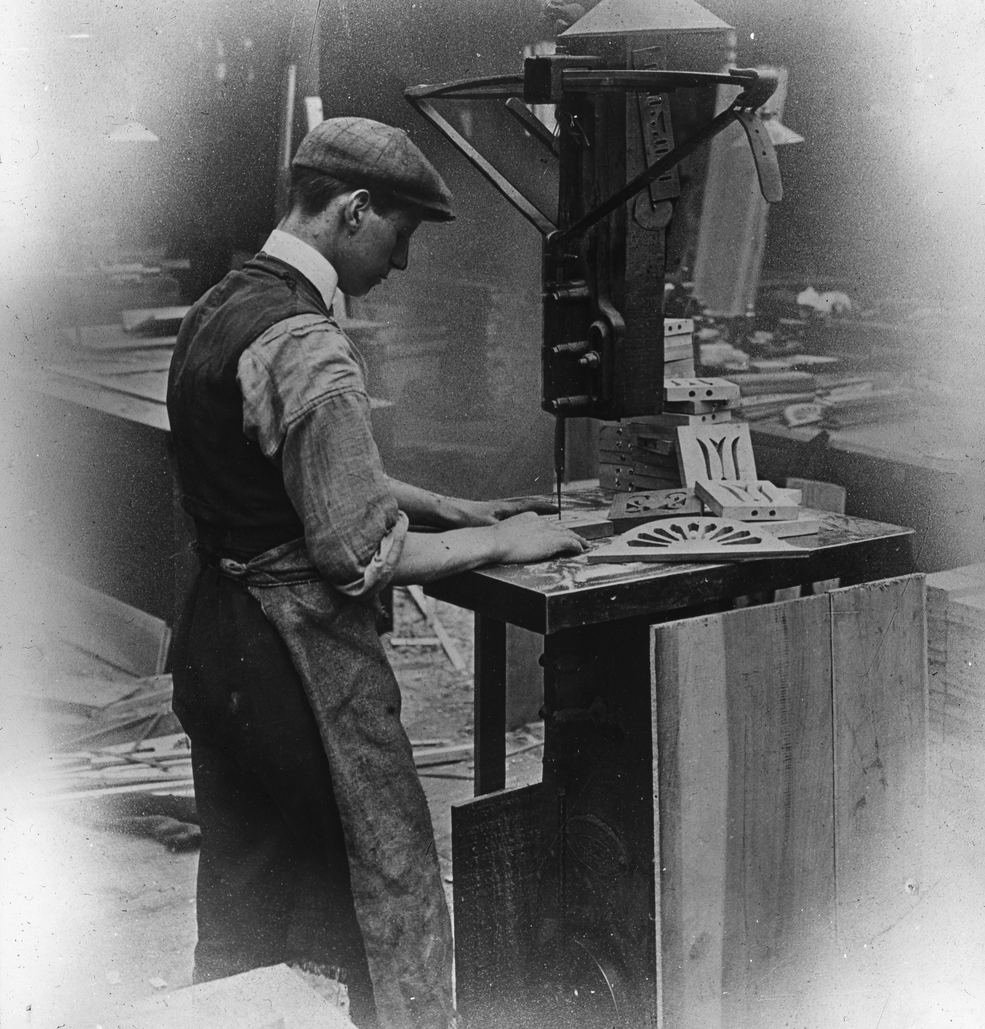 Arbeiter in der Möbelfabrik der  Co-operative Wholesale Society C.W.S. in Broughton