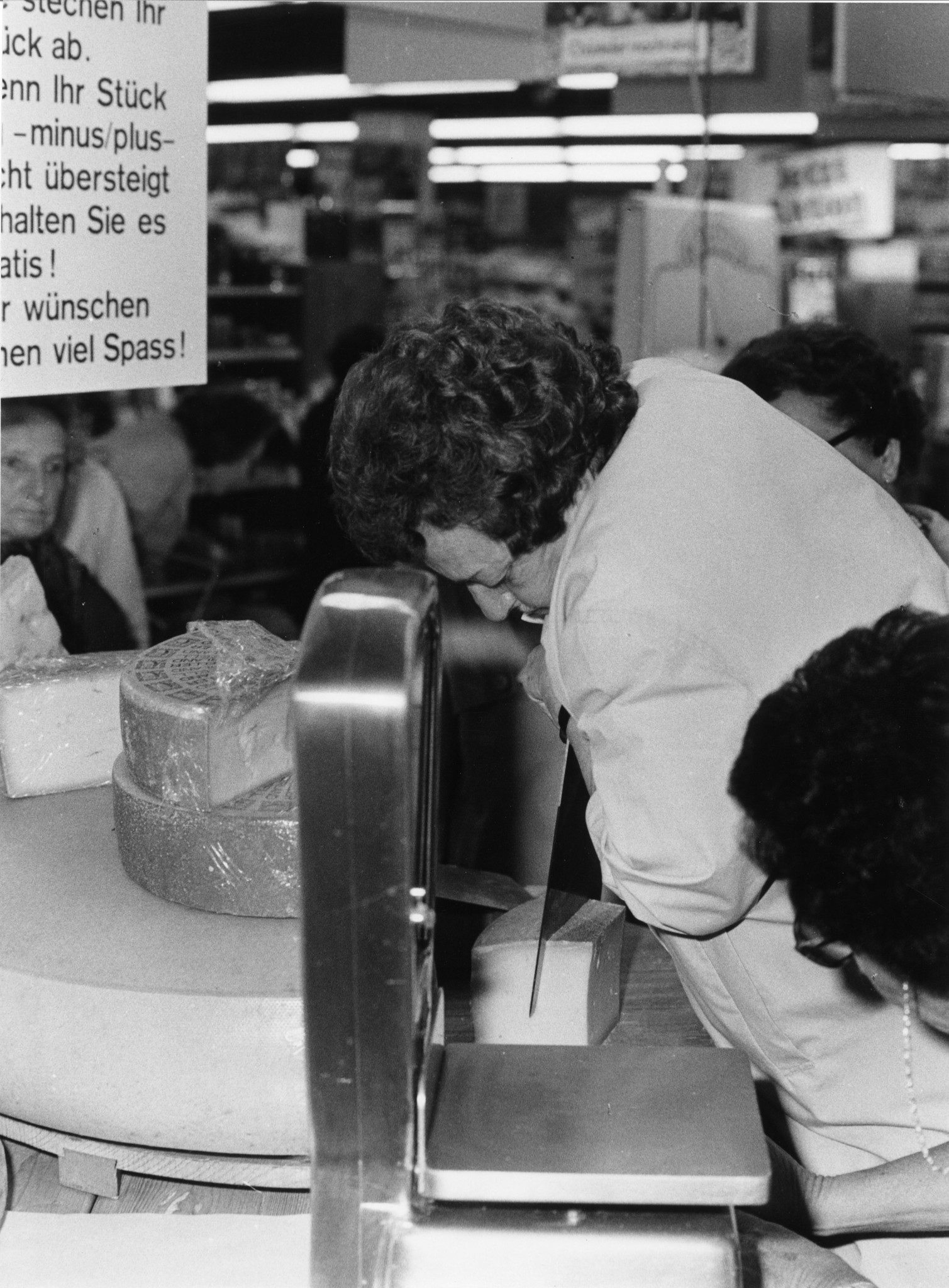 Werbeaktion in einem Laden des Lebensmittelvereins Zürich: Käse-Abstechen und Schätzen des Gewichts, Angestellte und Kundinnen