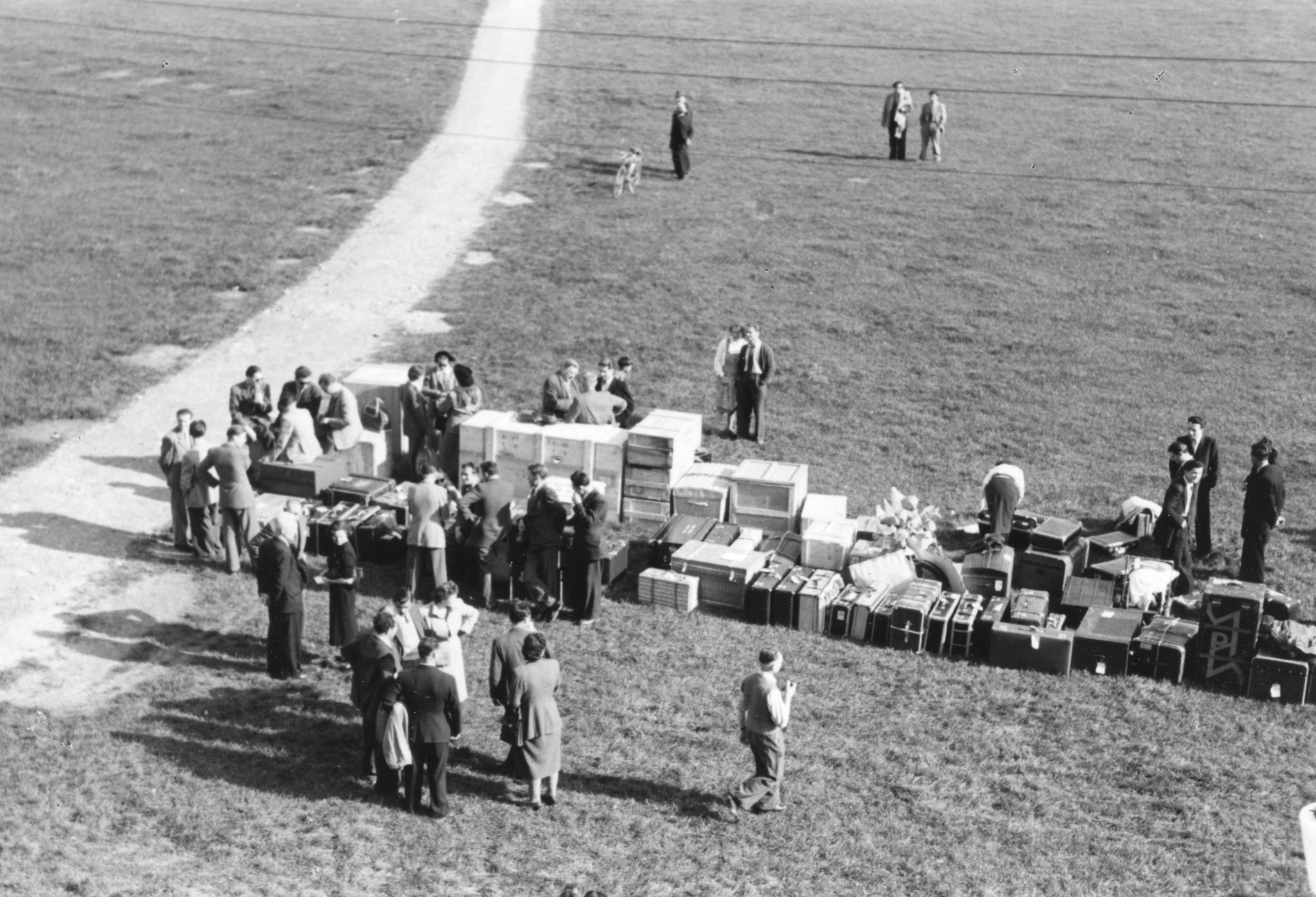 "Australien - Transport Flüchtlinge aus allen Ländern [Flüchtlings-Auswanderung nach Australien,Zwischenverpflegung in CH]  - 25. Oktober 1949", "Flüchtlingsaktion IRO [International Refugee Organization]", Flüchtlinge (?) mit ihrem Gepäck im Fr