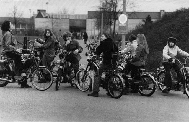 "Jugendliche" - Jugendliche sitzen auf ihren Mofas, einige rauchen; um 1975