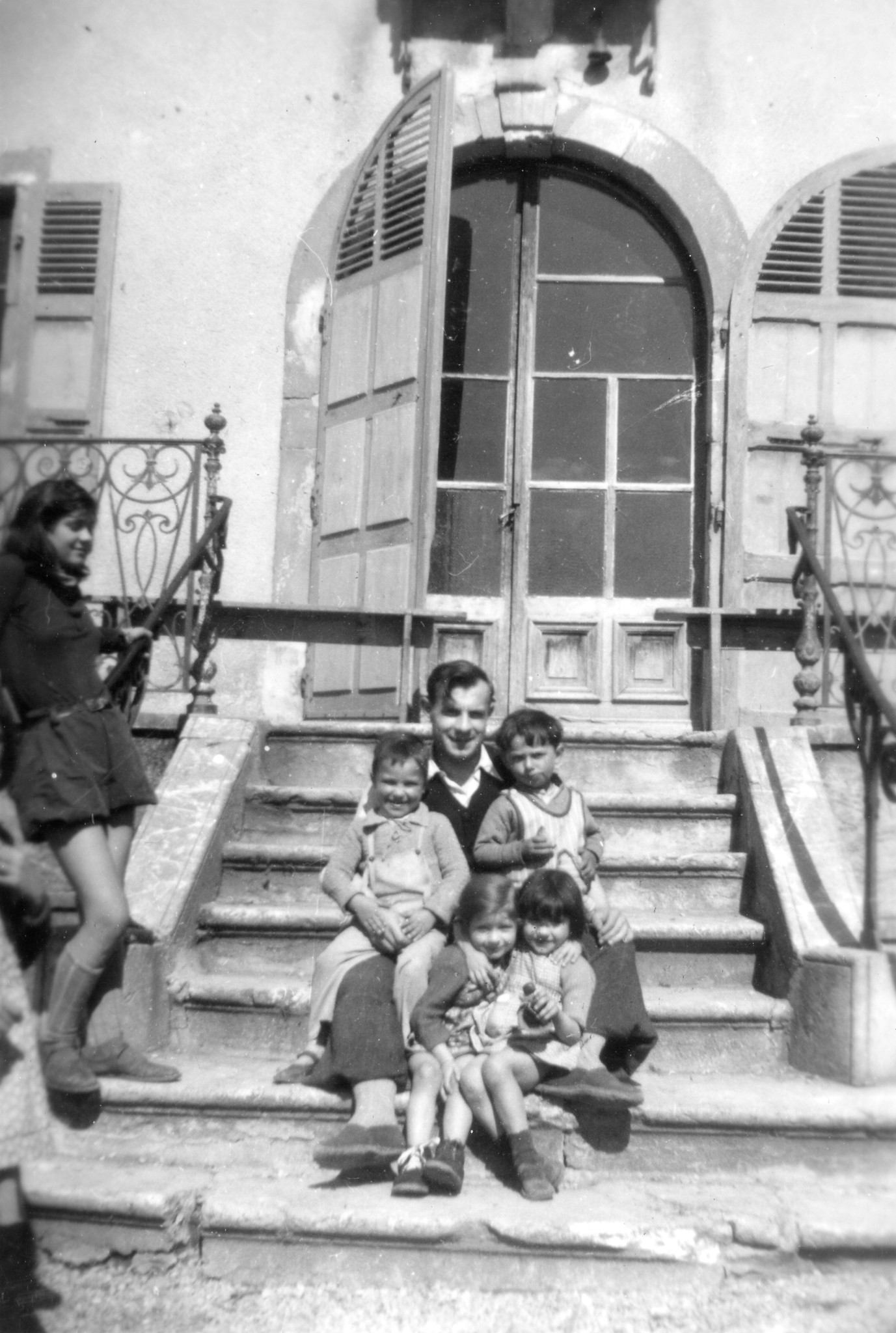 "Herr Vidonne und die Kleinen"; ein Betreuer posiert mit fünf Kindern