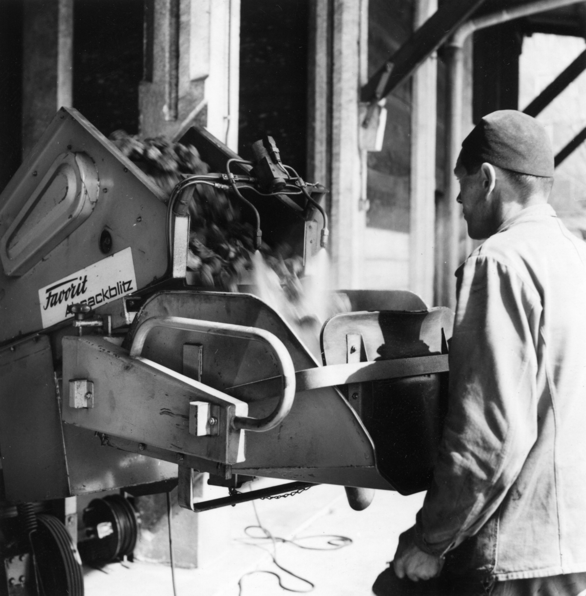 Mann arbeitend Maschine zum Verpacken von Säcken