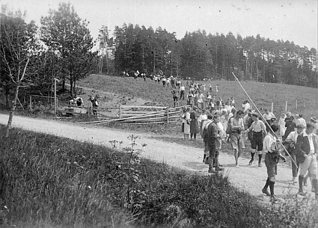 Wandervogel-Landsgemeinde in Hüttwilen - Wandervögel laufen auf der Wiese und auf einem Schotterweg (1921)