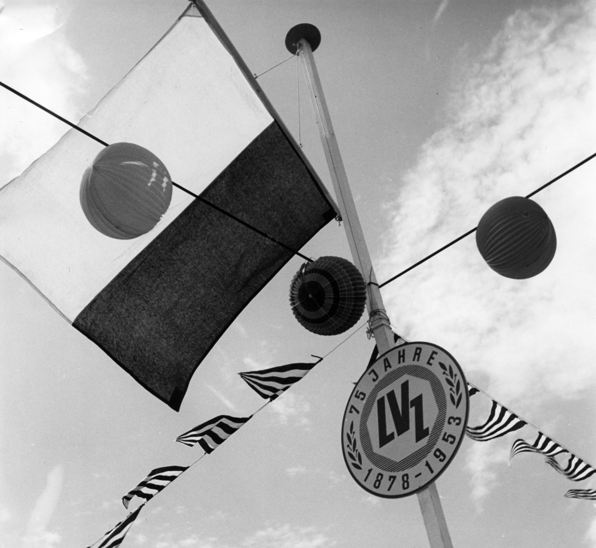 Jubiläum 75 Jahre Lebensmittelverein Zürich 1953: Fahnenstange mit Ballonen und Flaggen