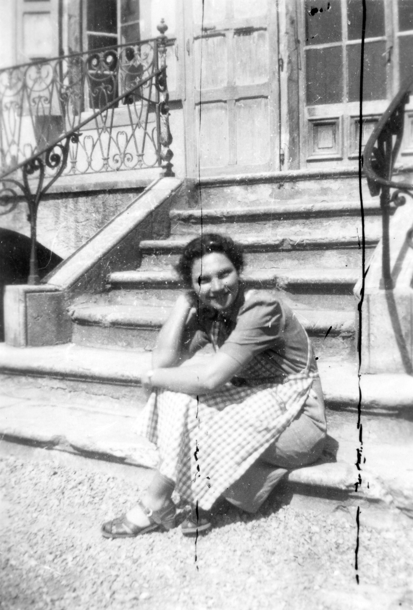 "Fräulein Abegg"; eine Frau sitzt auf einer Treppe