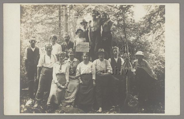 Gruppenfoto, Frau mit Handorgel, Knabe mit der Zeitung "Volksrecht", um 1920