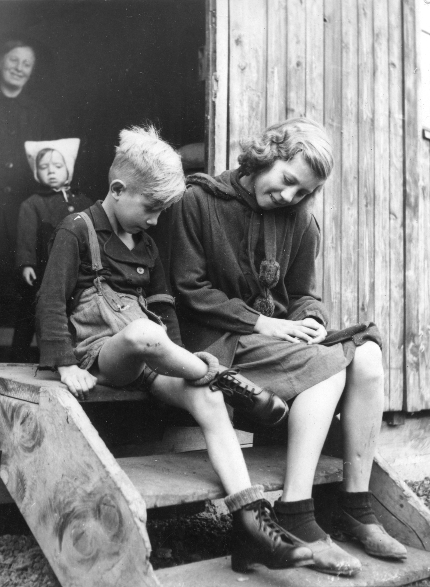 "Köln 1949 - die neuen Schuhe aus der Schweiz werden bestaunt"