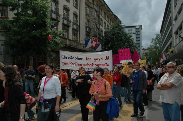 Christopher-Street-Day (CSD) 2005: "Go for YES" (04.06.2005, Zürich) – "Christopher for gays - Ja zum Partnerschaftsgesetz - Herr Blocher", "Liebe ist ein Menschenrecht / L'amour: un droit humain"