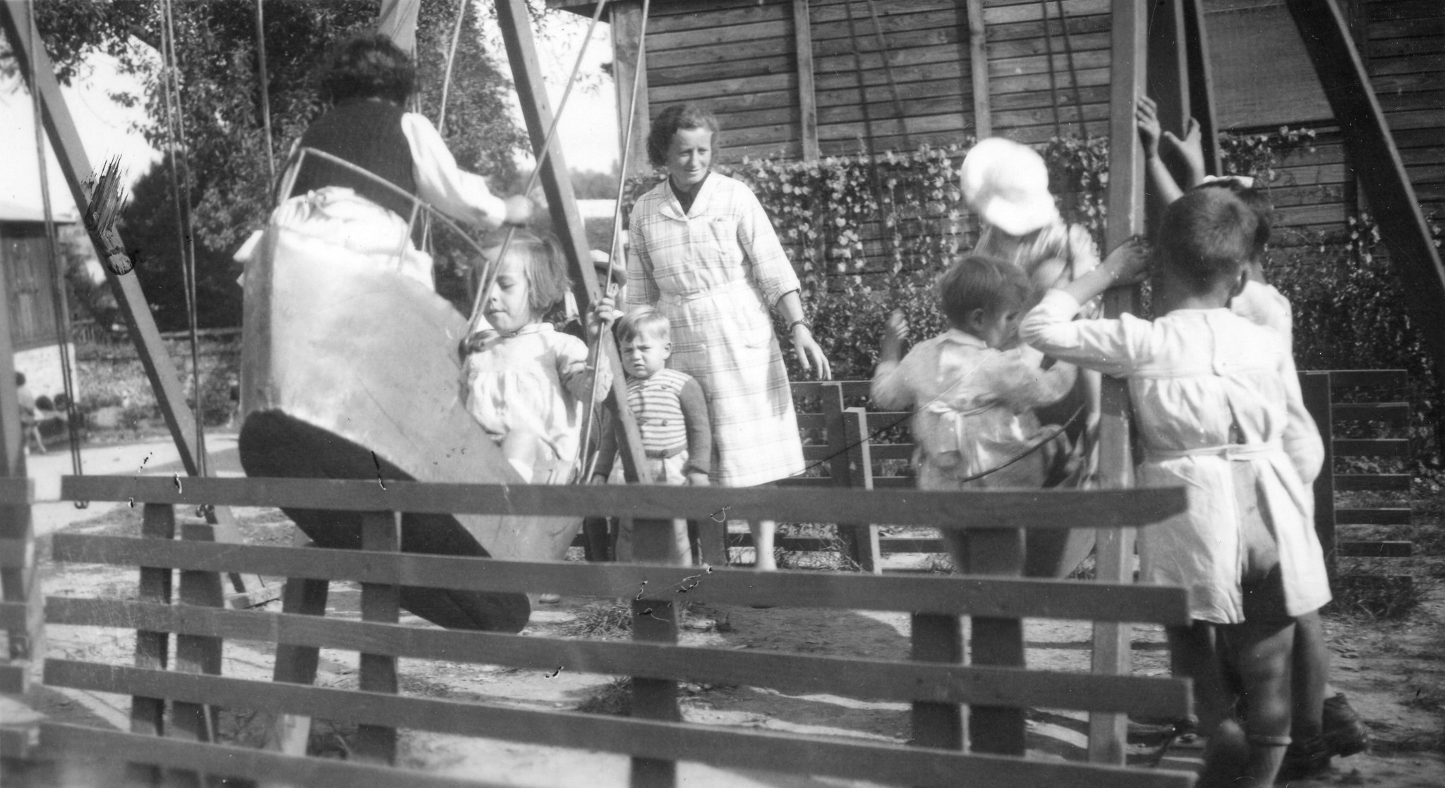 Kinder spielen auf dem Spielplatz mit der Schaukel